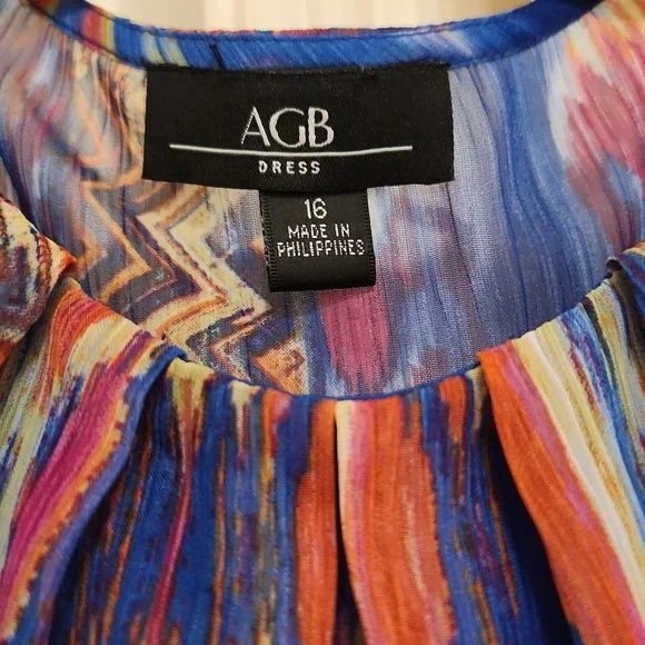 Colorful dress! It has belt loops to show your curves by adding a belt💃🏽 - Picture 3 of 7